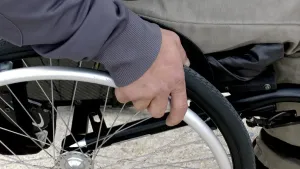 Jak bezpiecznie przewozić schodołaz samochodem